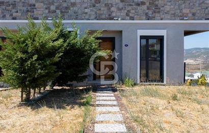 Foçaköy'de Satılık Deniz Manzaralı 4+2 Havuzlu Villa