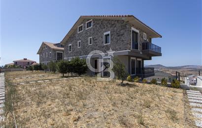 Foçaköy'de Satılık Deniz Manzaralı 4+2 Havuzlu Villa