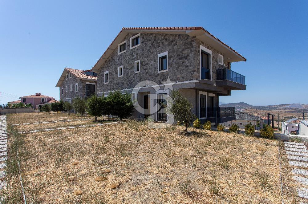 Foçaköy'de Satılık Deniz Manzaralı 4+2 Havuzlu Villa