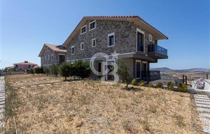 Foçaköy'de Satılık Deniz Manzaralı 4+2 Havuzlu Villa