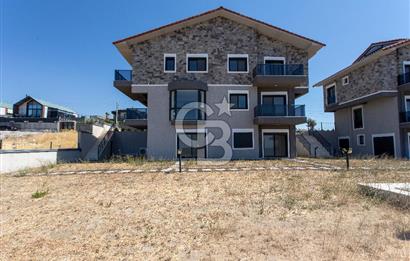 Foçaköy'de Satılık Deniz Manzaralı 4+2 Havuzlu Villa