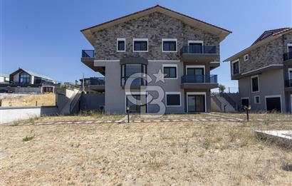 Foçaköy'de Satılık Deniz Manzaralı 4+2 Havuzlu Villa