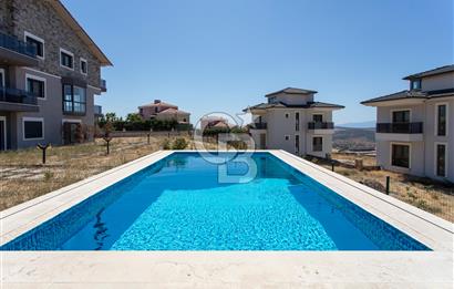 Foçaköy'de Satılık Deniz Manzaralı 4+2 Havuzlu Villa