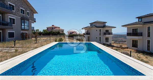 Foçaköy'de Satılık Deniz Manzaralı 4+2 Havuzlu Villa - 373701