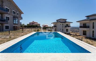 Foçaköy'de Satılık Deniz Manzaralı 4+2 Havuzlu Villa
