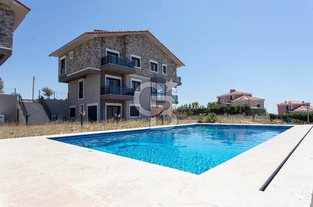 Foçaköy'de Satılık Deniz Manzaralı 4+2 Havuzlu Villa