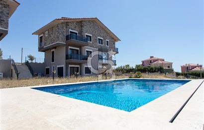 Foçaköy'de Satılık Deniz Manzaralı 4+2 Havuzlu Villa