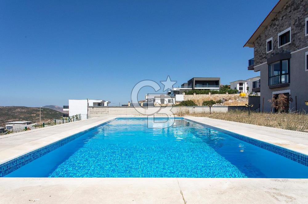Foçaköy'de Satılık Deniz Manzaralı 4+2 Havuzlu Villa