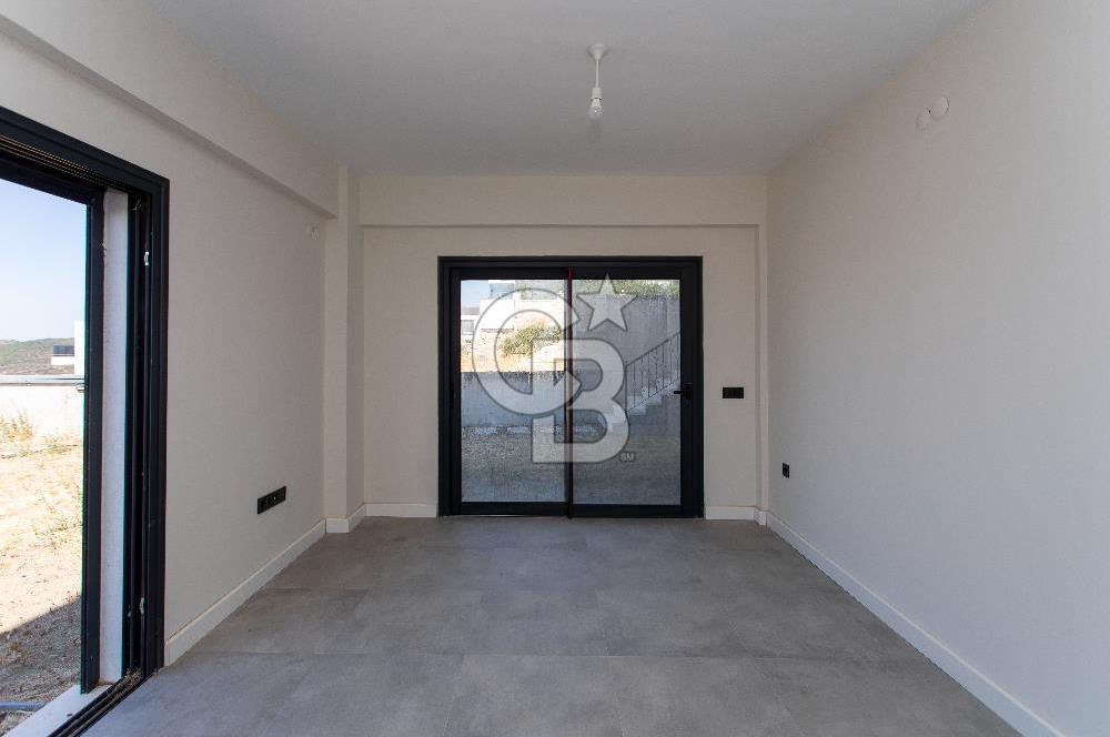 Foçaköy'de Satılık Deniz Manzaralı 4+2 Havuzlu Villa