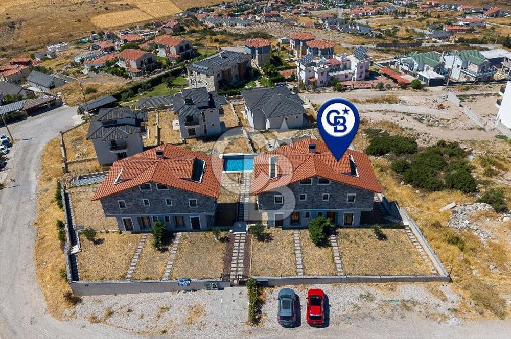 Foçaköy'de Satılık Deniz Manzaralı 4+2 Havuzlu Villa