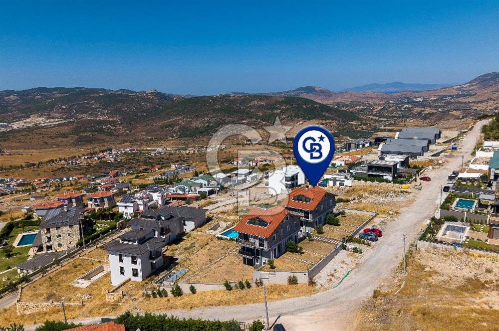 Foçaköy'de Satılık Deniz Manzaralı 4+2 Havuzlu Villa