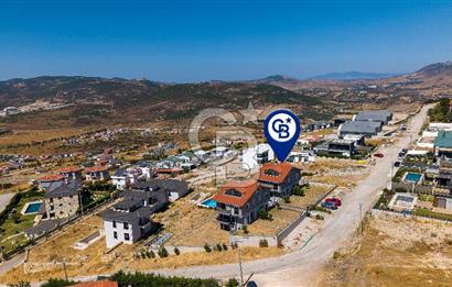 Foçaköy'de Satılık Deniz Manzaralı 4+2 Havuzlu Villa