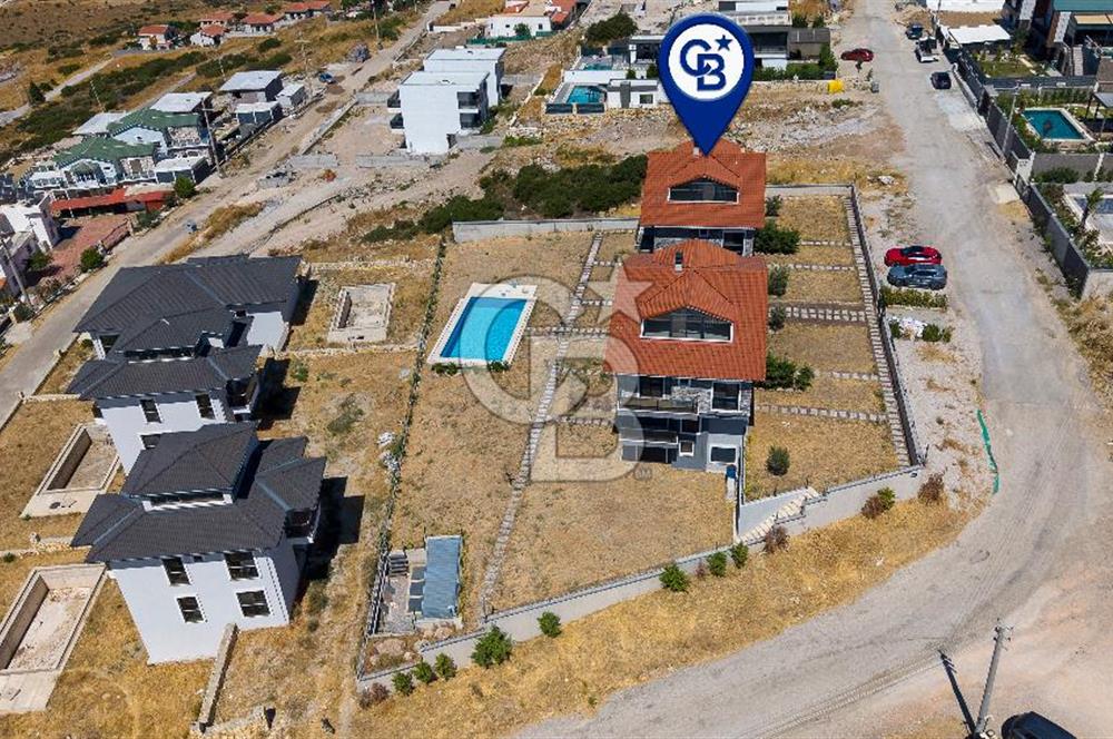 Foçaköy'de Satılık Deniz Manzaralı 4+2 Havuzlu Villa