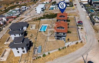 Foçaköy'de Satılık Deniz Manzaralı 4+2 Havuzlu Villa