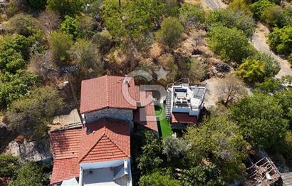 Karaburun Saip'te Geniş Bahçeli Taş Ev