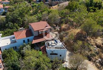 Karaburun Saip'te Geniş Bahçeli Taş Ev - 1 - 373706