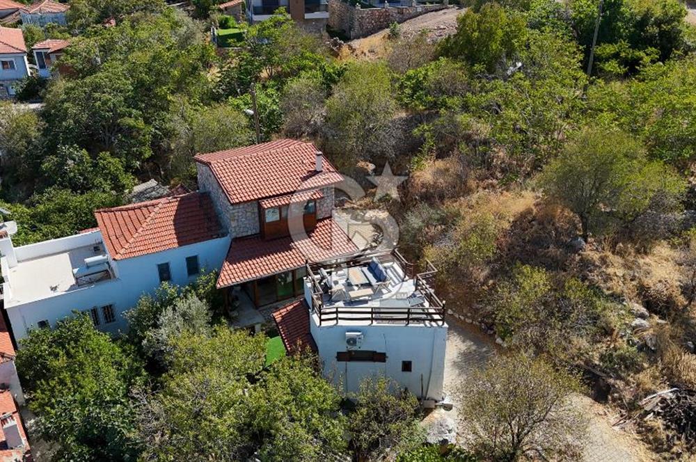 Karaburun Saip'te Geniş Bahçeli Taş Ev