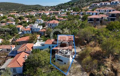 Karaburun Saip'te Geniş Bahçeli Taş Ev