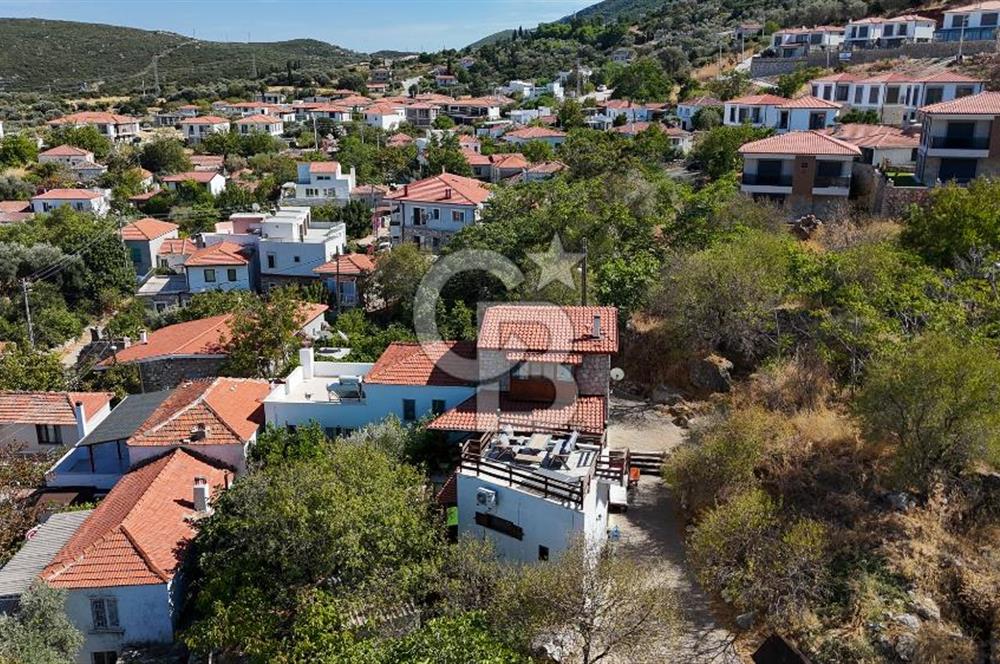 Karaburun Saip'te Geniş Bahçeli Taş Ev
