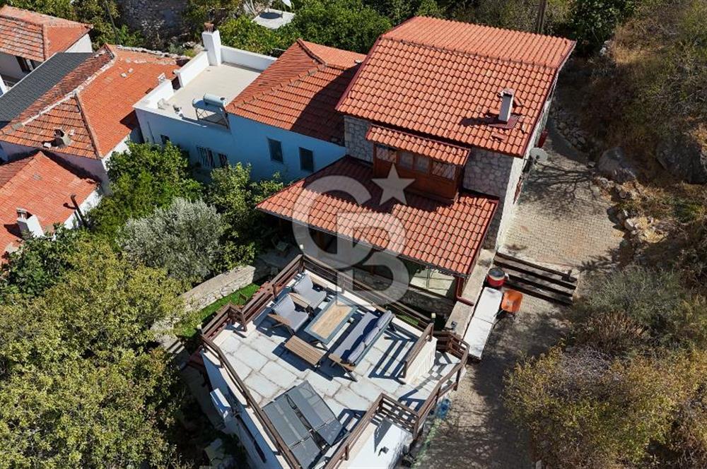 Karaburun Saip'te Geniş Bahçeli Taş Ev