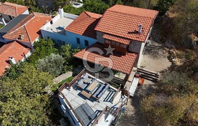 Karaburun Saip'te Geniş Bahçeli Taş Ev