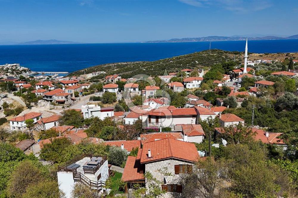 Karaburun Saip'te Geniş Bahçeli Taş Ev