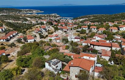 Karaburun Saip'te Geniş Bahçeli Taş Ev
