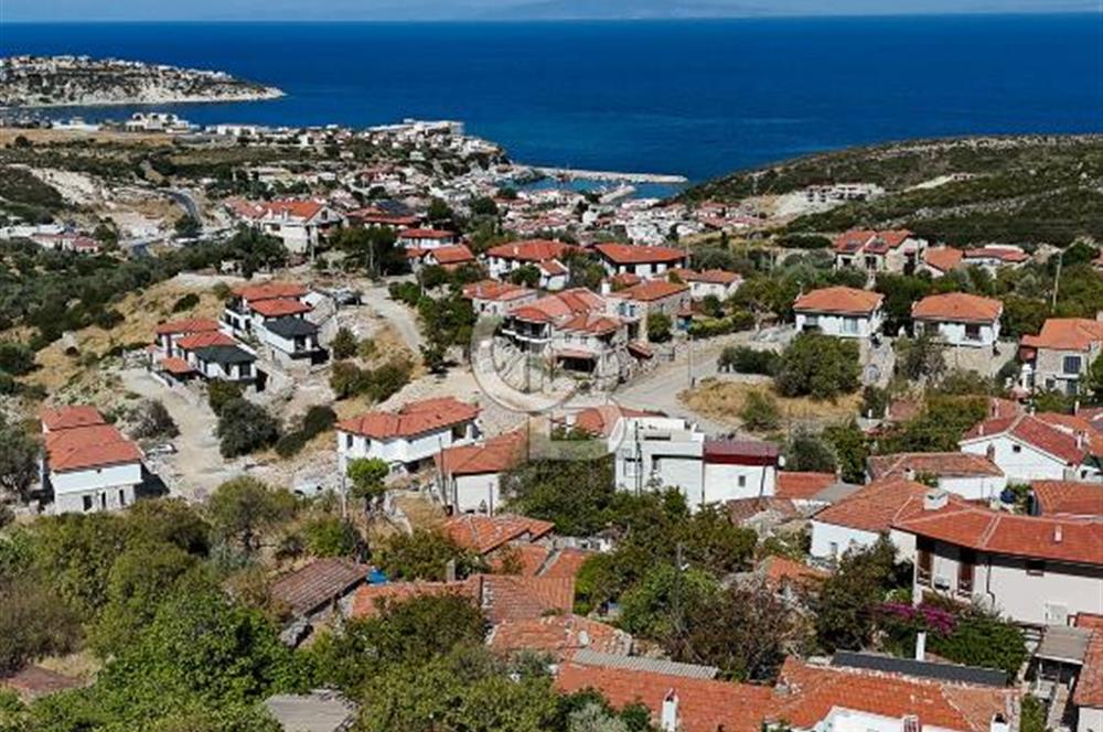 Karaburun Saip'te Geniş Bahçeli Taş Ev