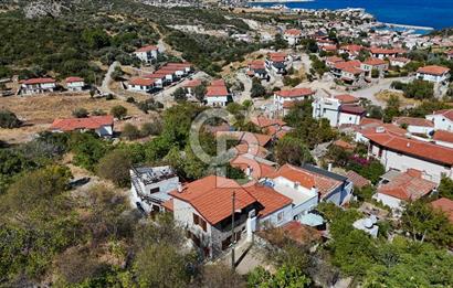 Karaburun Saip'te Geniş Bahçeli Taş Ev