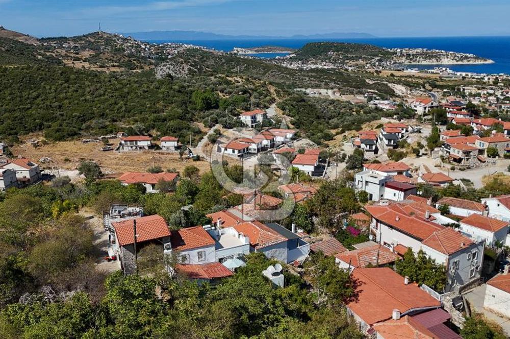 Karaburun Saip'te Geniş Bahçeli Taş Ev
