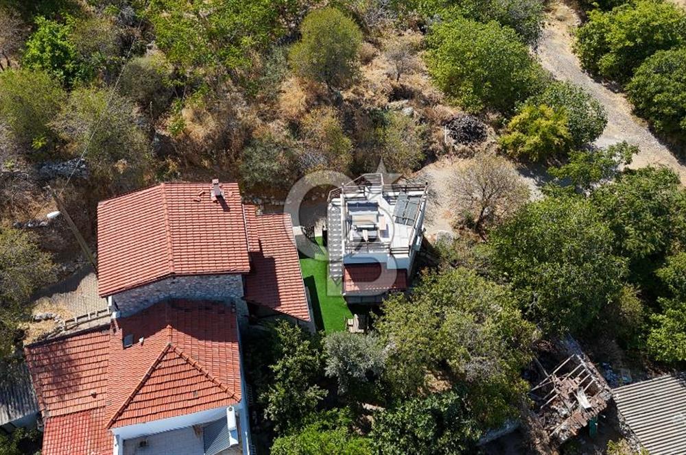 Karaburun Saip'te Geniş Bahçeli Taş Ev
