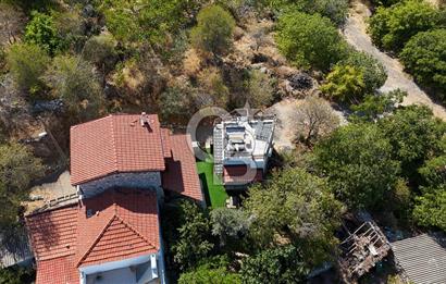 Karaburun Saip'te Geniş Bahçeli Taş Ev