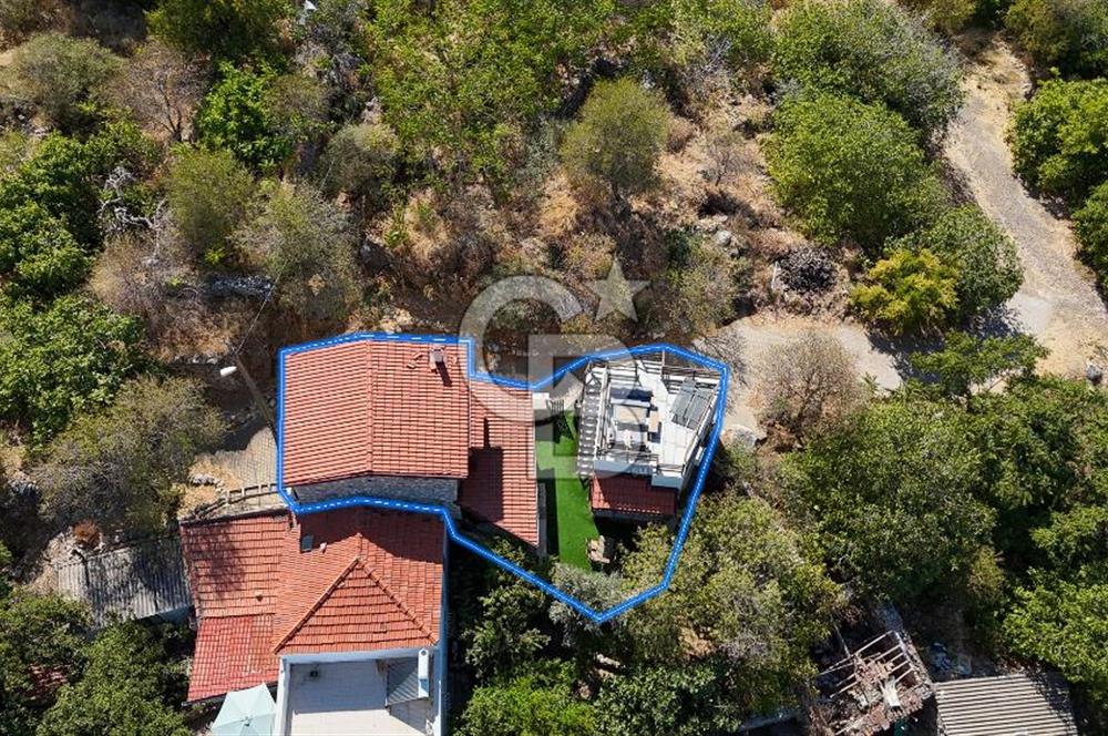 Karaburun Saip'te Geniş Bahçeli Taş Ev