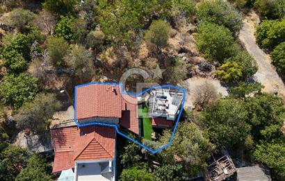 Karaburun Saip'te Geniş Bahçeli Taş Ev