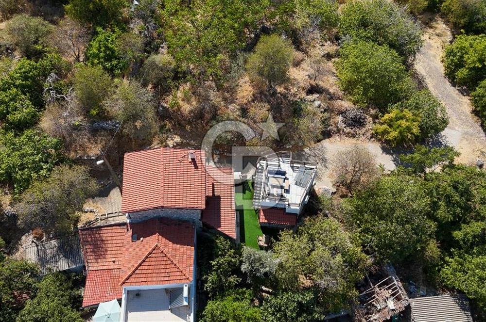 Karaburun Saip'te Geniş Bahçeli Taş Ev