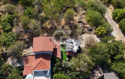 Karaburun Saip'te Geniş Bahçeli Taş Ev