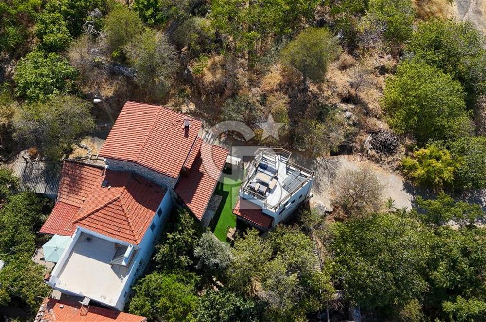 Karaburun Saip'te Geniş Bahçeli Taş Ev