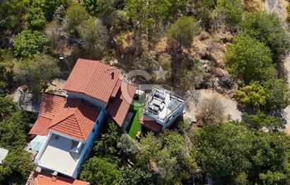 Karaburun Saip'te Geniş Bahçeli Taş Ev