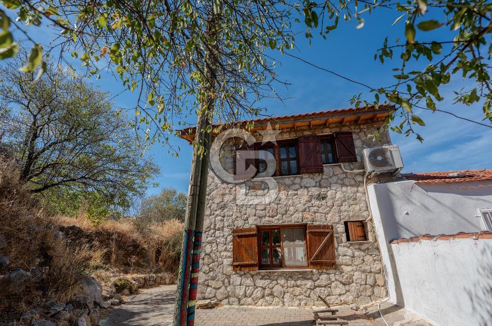 Karaburun Saip'te Geniş Bahçeli Taş Ev