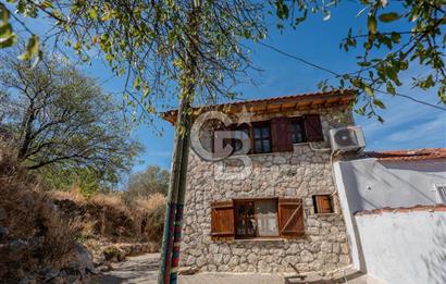 Karaburun Saip'te Geniş Bahçeli Taş Ev