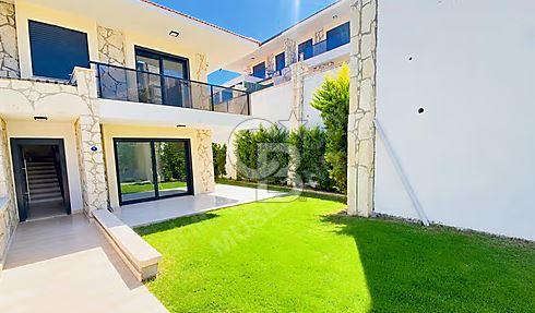 Çeşme Çiftlikköy'de 3+1 Full Eşyalı Satılık İkiz Villa