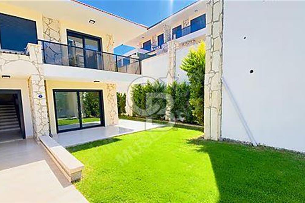 Çeşme Çiftlikköy'de 3+1 Full Eşyalı Satılık İkiz Villa