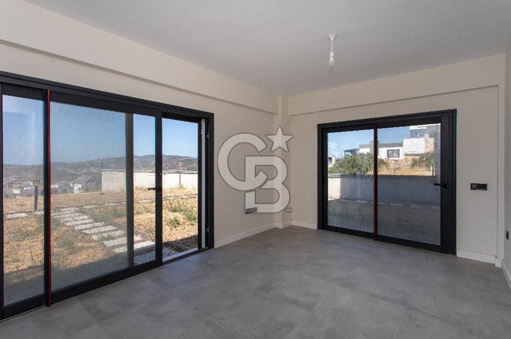 Foçaköy'de Satılık Deniz Manzaralı 4+2 Havuzlu Villa