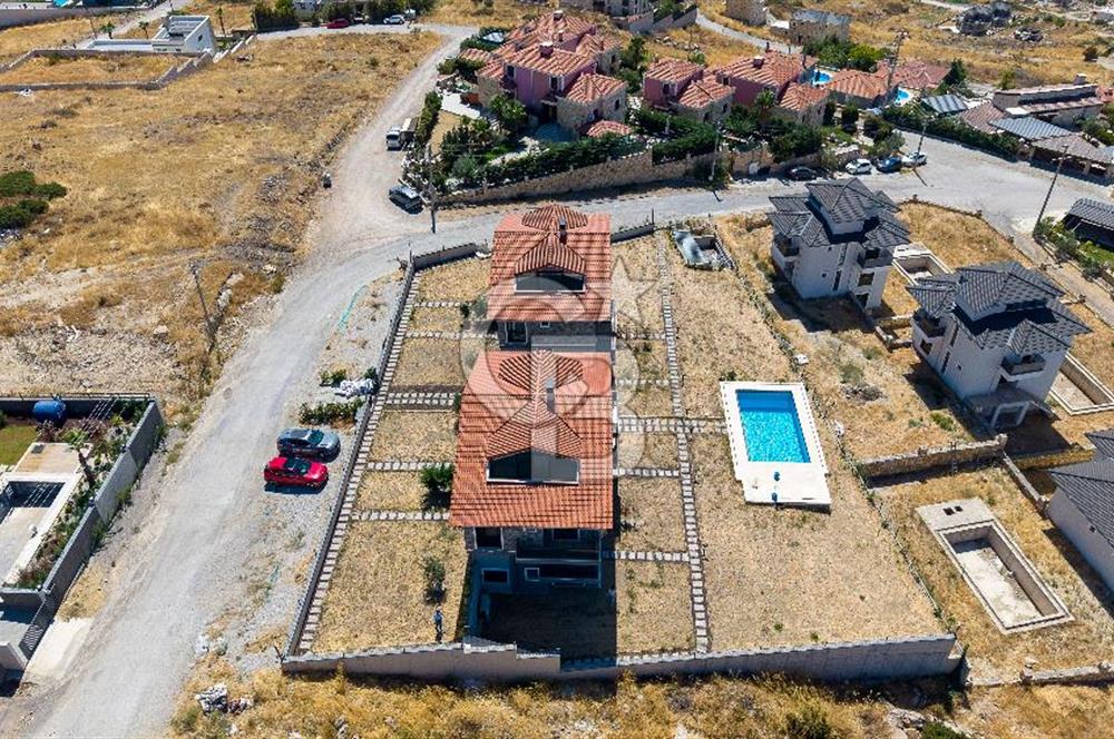 Foçaköy'de Satılık Deniz Manzaralı 4+2 Havuzlu Villa