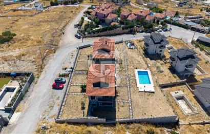 Foçaköy'de Satılık Deniz Manzaralı 4+2 Havuzlu Villa