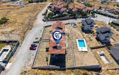 Foçaköy'de Satılık Deniz Manzaralı 4+2 Havuzlu Villa