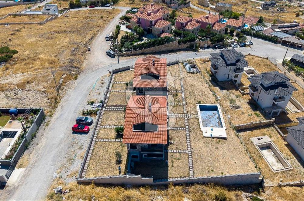 Foçaköy'de Satılık Deniz Manzaralı 4+2 Havuzlu Villa