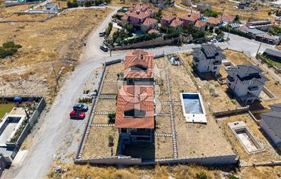 Foçaköy'de Satılık Deniz Manzaralı 4+2 Havuzlu Villa