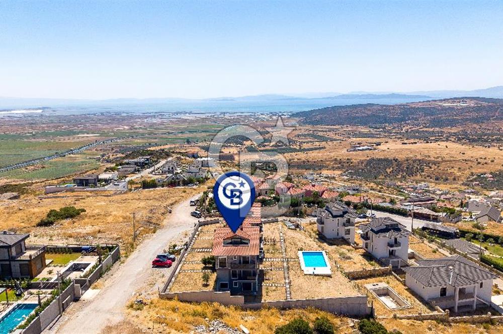 Foçaköy'de Satılık Deniz Manzaralı 4+2 Havuzlu Villa