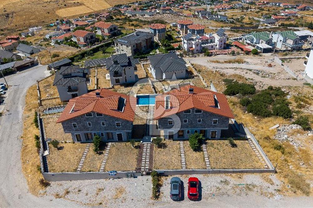 Foçaköy'de Satılık Deniz Manzaralı 4+2 Havuzlu Villa